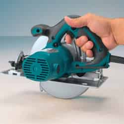 Makita 7-1/4 in. 120 volts 10.5 amps Corded Circular Saw 5200 rpm